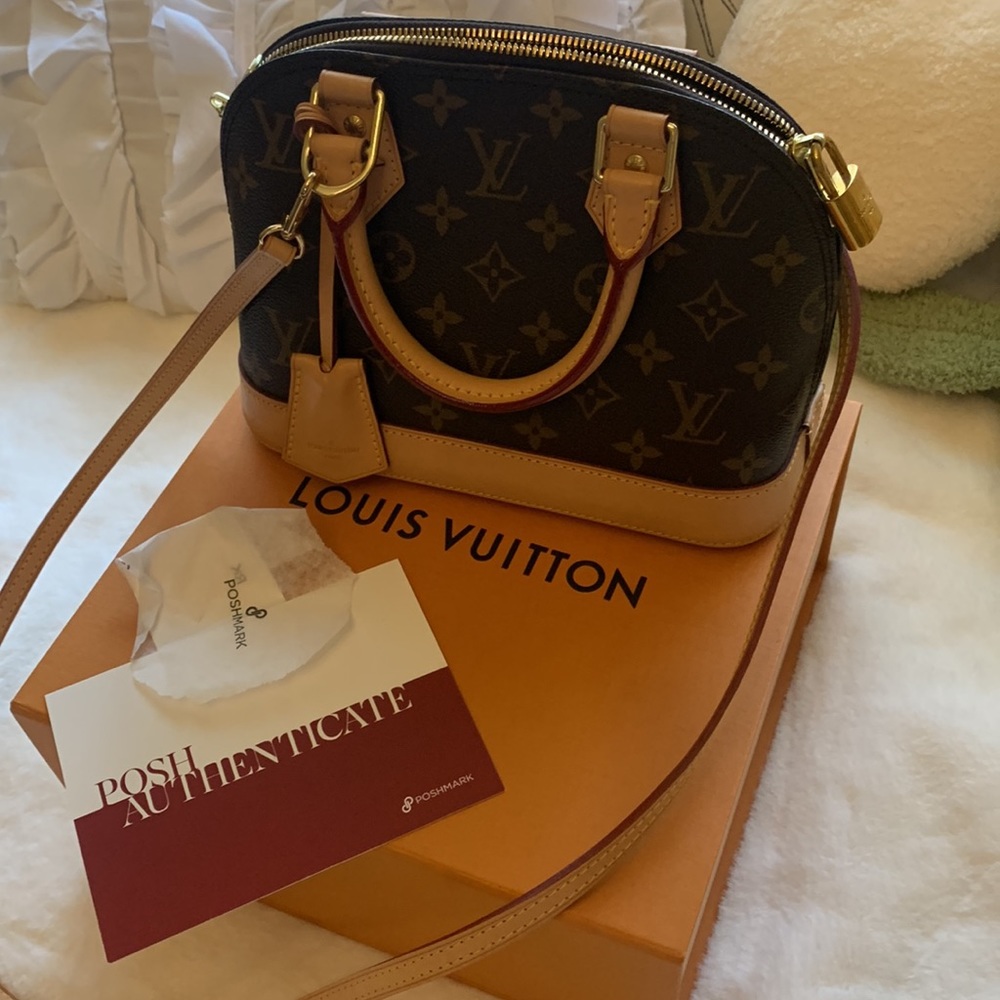 Authentic Louis Vuitton Alma bb monogram, removable long strap.
